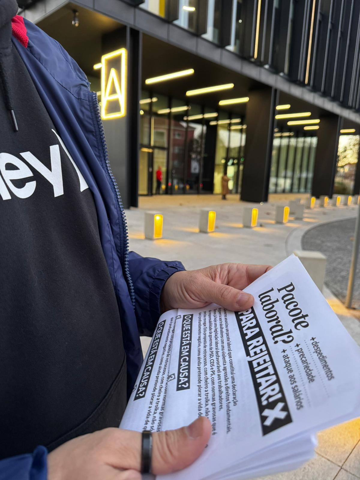 Um camarada do PCP distribuíndo folhetos