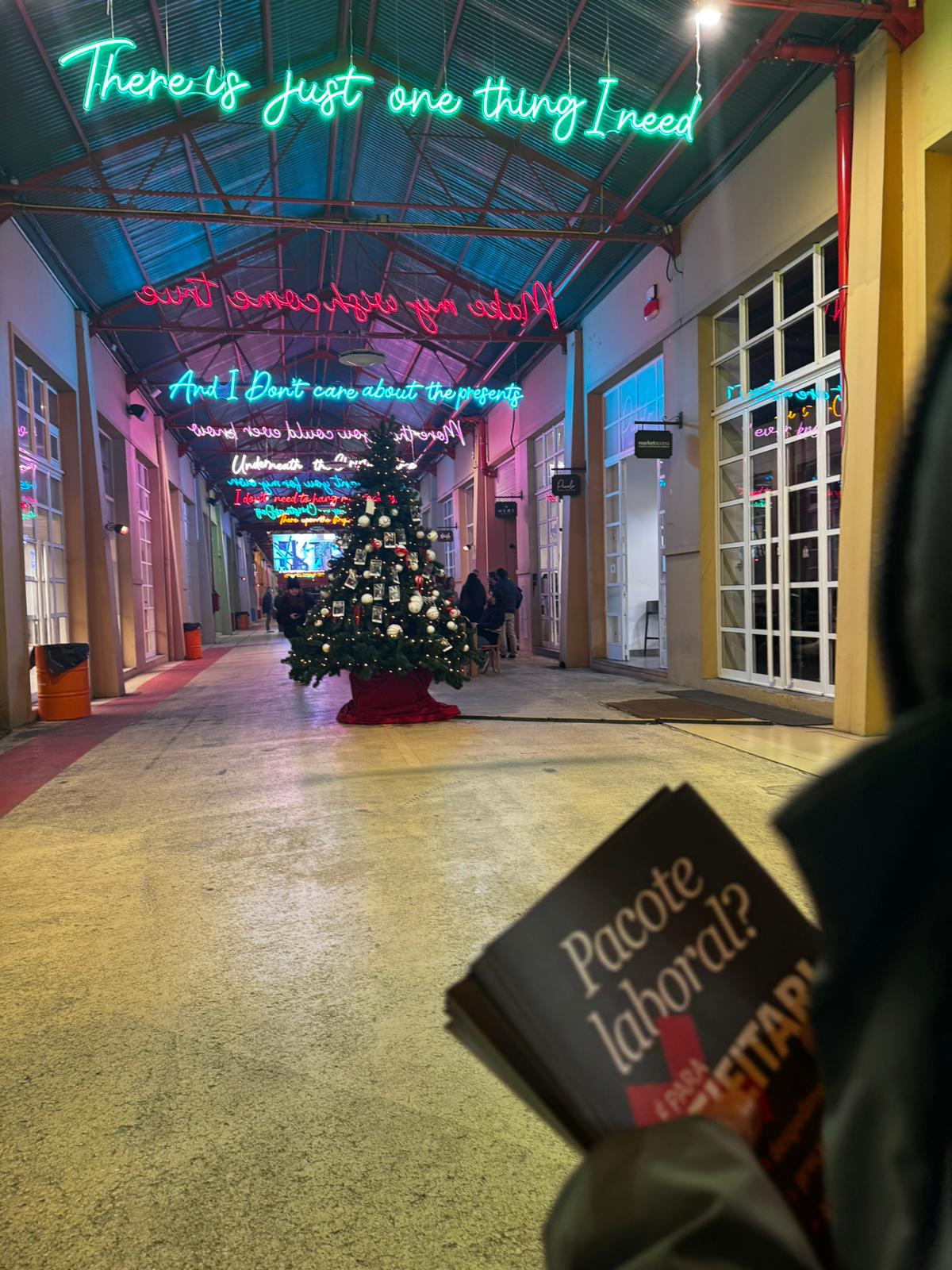 Camarada do PCP distribuíndo folhetos