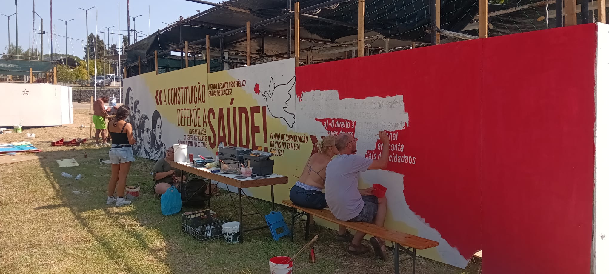 Camaradas a pintar mural na Festa do Avante!